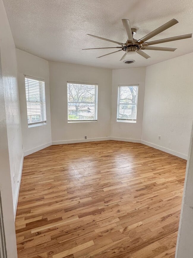 Building Photo - Charming 2-Bed, 1-Bath Duplex Near MSU and Downtown