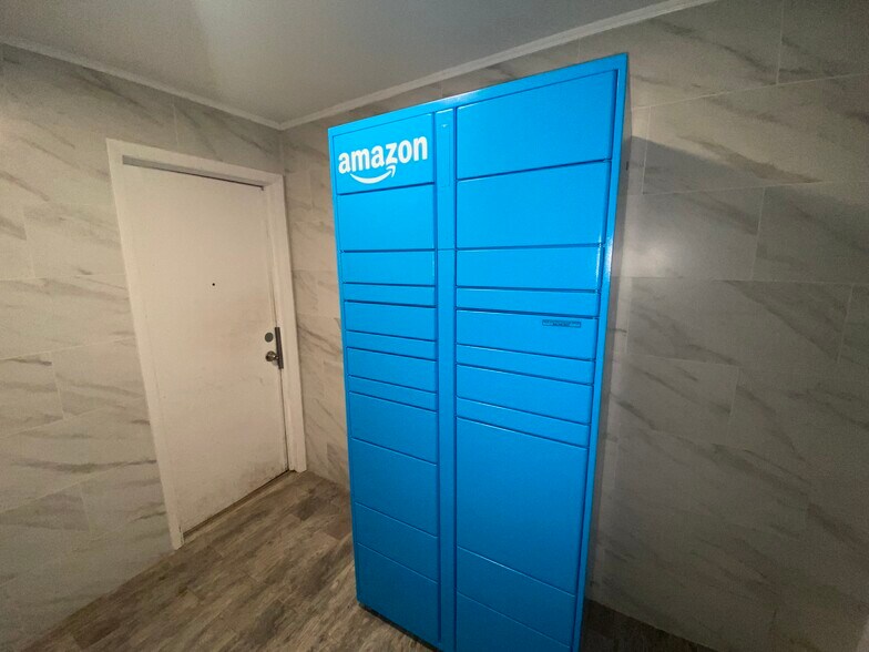 Building Photo - 1324 W Sherwin Ave