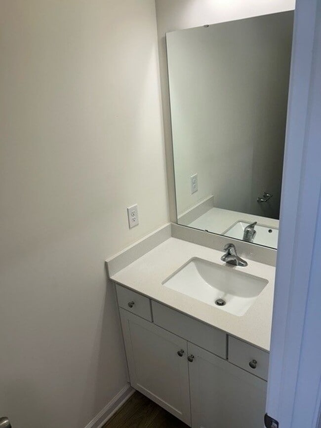 Building Photo - FREE RENT - $1000 Off First Month's Rent! ...