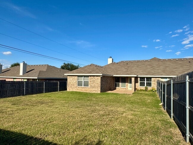 Building Photo - 3BR / 2BA Duplex in Hewitt, Texas | Midway ISD *Leasing Special Available*
