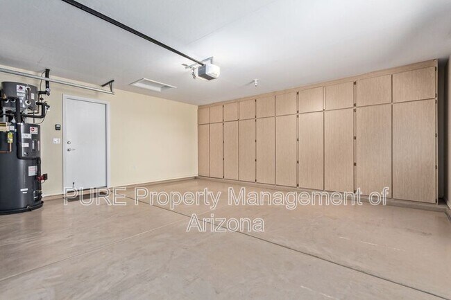 Building Photo - 737 S Sycamore Pl