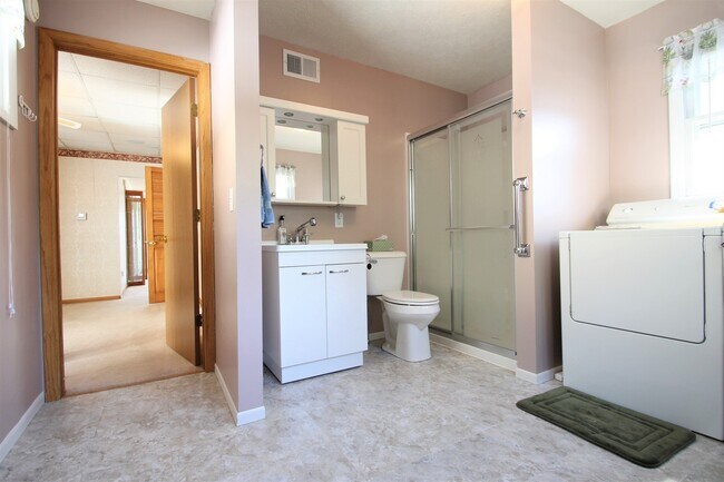 Building Photo - 3 Bedroom / 3 Bathroom Home | Near Downtown and Henry Doorly Zoo