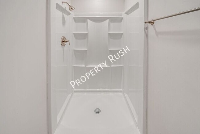 Building Photo - 1104 Queens Dr