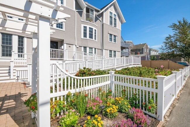 Building Photo - 90 Glades Rd