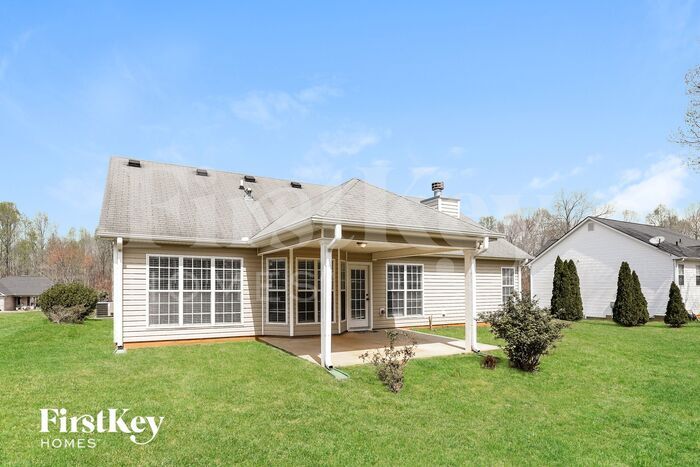 Building Photo - 807 Lazy Ln