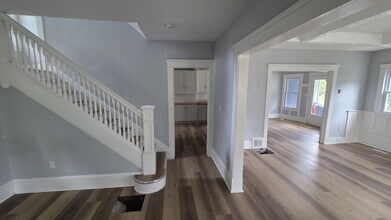 Building Photo - Exquisite 4 bed 3 bath with Air Conditioning