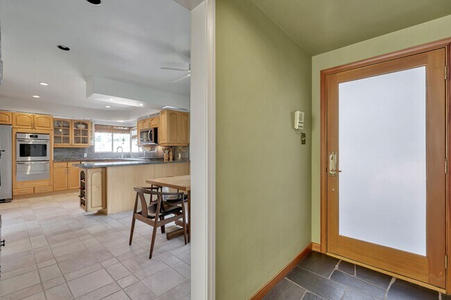 Building Photo - HOLIDAY SPECIAL***2 WEEKS FREE** 3 Bed/2 Bath Oasis in Royal Woods - Available Now