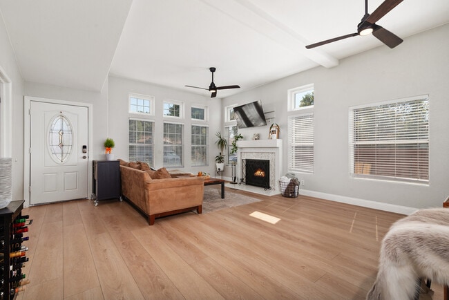 Building Photo - 4952 Lake Shore Ct