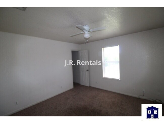 Building Photo - 207 Crowfoot Dr