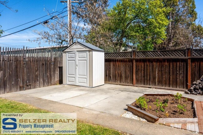 Building Photo - Nicely updated 3 bd. home within walking d...