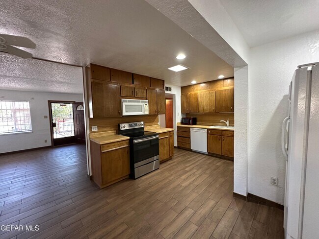 Building Photo - 5205 Flower Dr