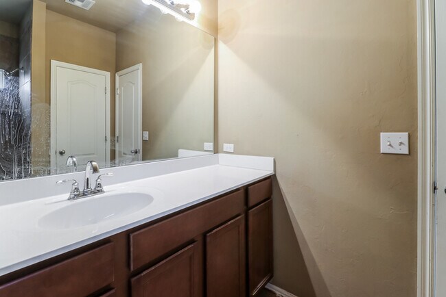 Building Photo - Check out this Wonderful Home!