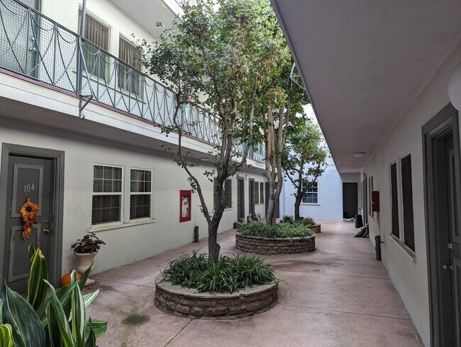Building Photo - 615 N Rossmore Ave