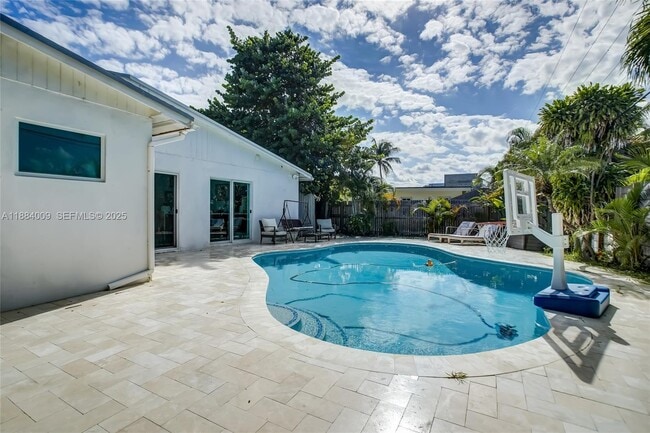 Building Photo - 2601 NE 11th Ct