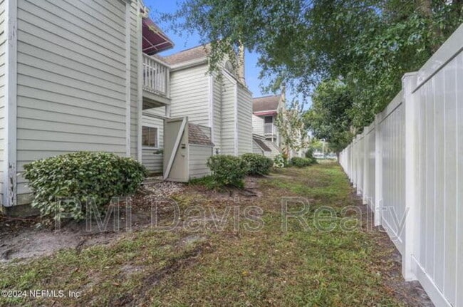 Building Photo - 2300 Twelve Oaks Dr