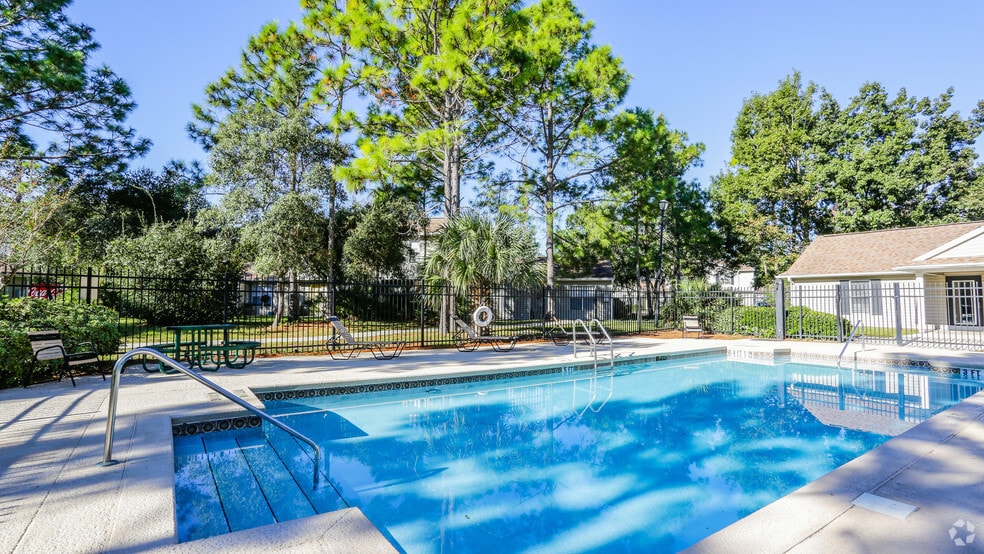 Pool - Pinewood Pointe