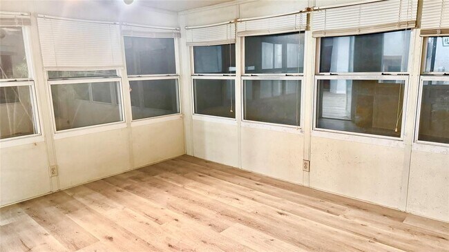 Building Photo - 415 Starborough Dr