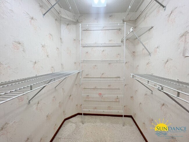 Building Photo - Centrally located and renovated Fort Walto...