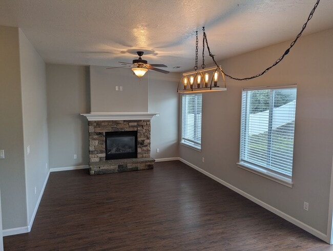 Building Photo - Beautiful well maintained 4 bedroom 3 bath...