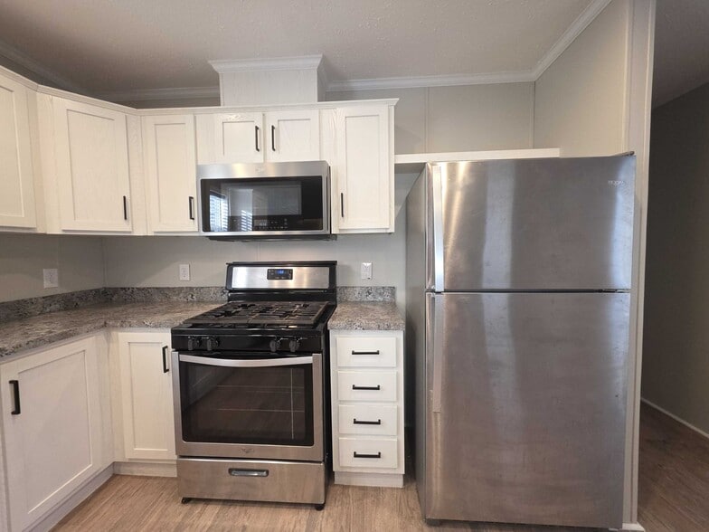 Building Photo - 3653 Pinoak St