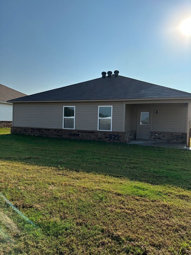Building Photo - *Pre-leasing* Three Bedroom | Two Bath Hom...