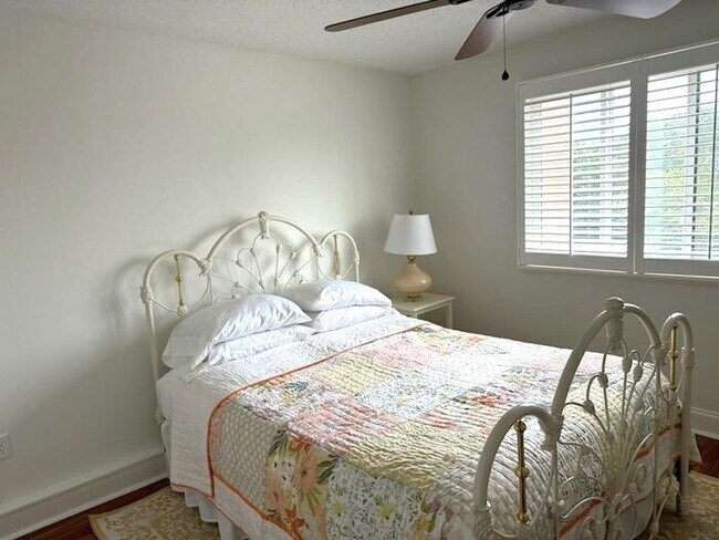 Building Photo - Furnished rental