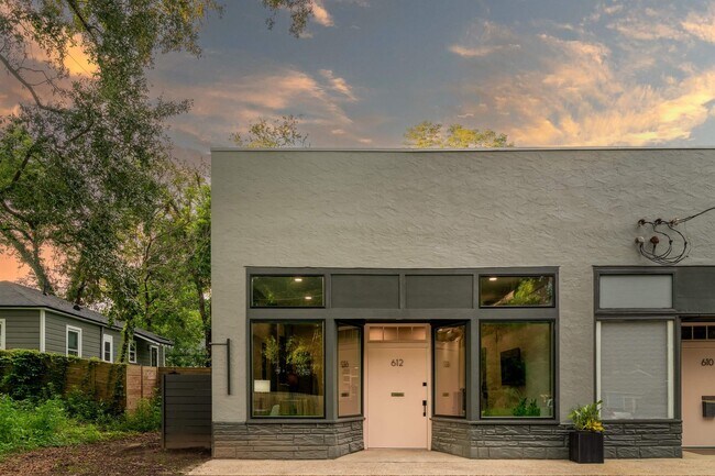 Building Photo - 612 W 8th Ave