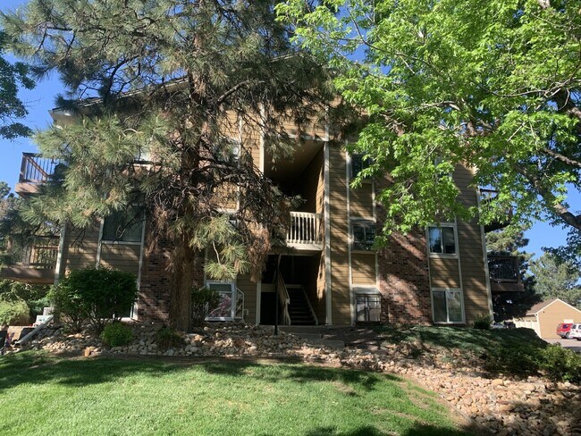 Building Photo - Available July! Newly Updated 2 bed/2 bath...