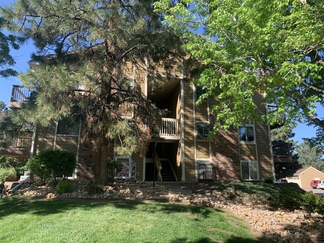 Building Photo - Available September! Newly Updated 2 bed/2 bath Condo
