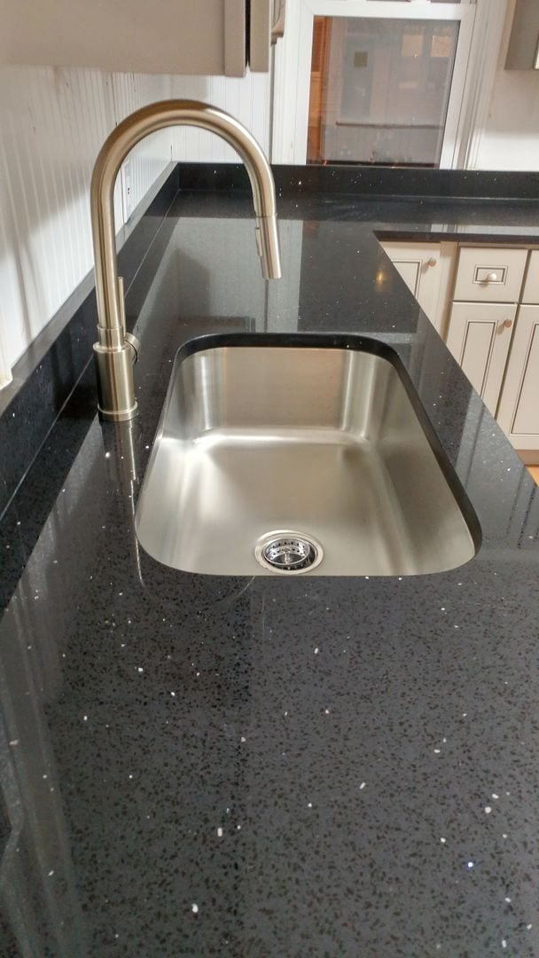 Building Photo - Large 3 bedroom, 2 bathroom freshly renovated house with stainless steel appliances!!