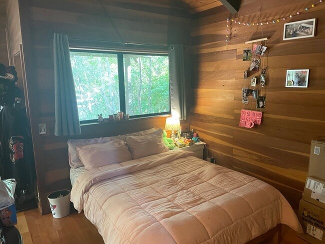 Building Photo - Cozy and convenient, private location, Cot...