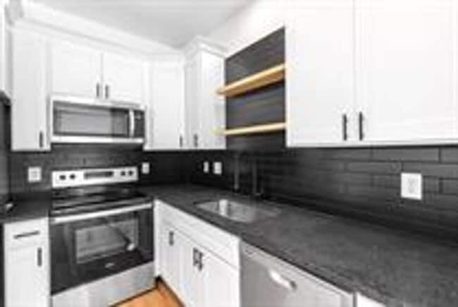 Building Photo - 3/2.5 Townhome Centrally Located in Greenv...