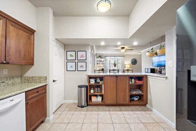 Building Photo - 2255 Braeswood Park Dr