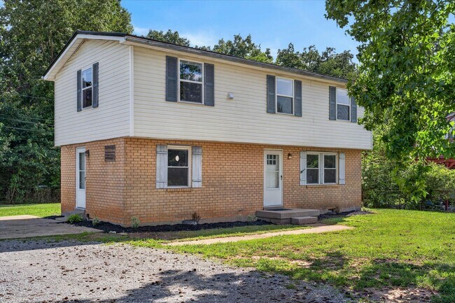 Building Photo - Pet Friendly Three Bedroom!