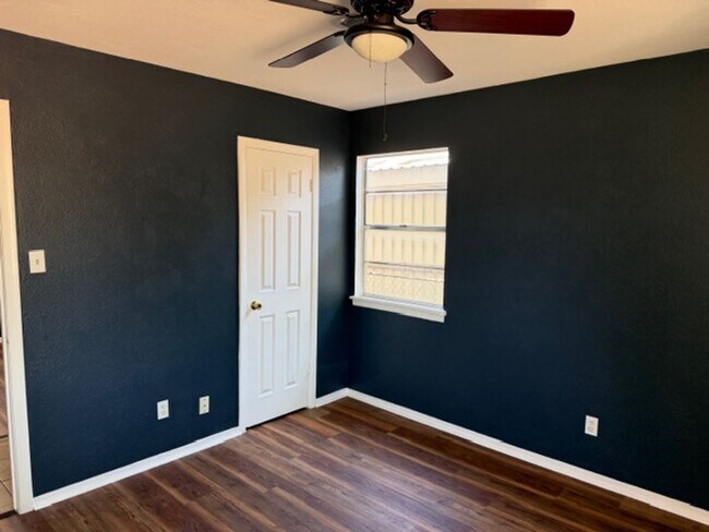 Building Photo - CALL FOR MOVE IN SPECIAL!!! Room for Everyone! Charming 4-Bed 1.5 Bath