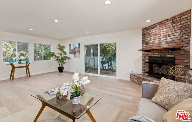 Building Photo - 3237 Kelton Ave