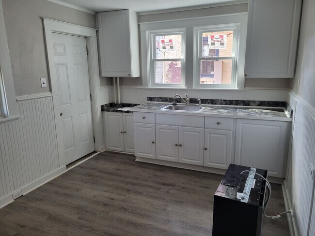 Building Photo - Spacious 4 bedroom House