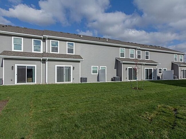 Building Photo - Twin Gates Townhomes - End Unit