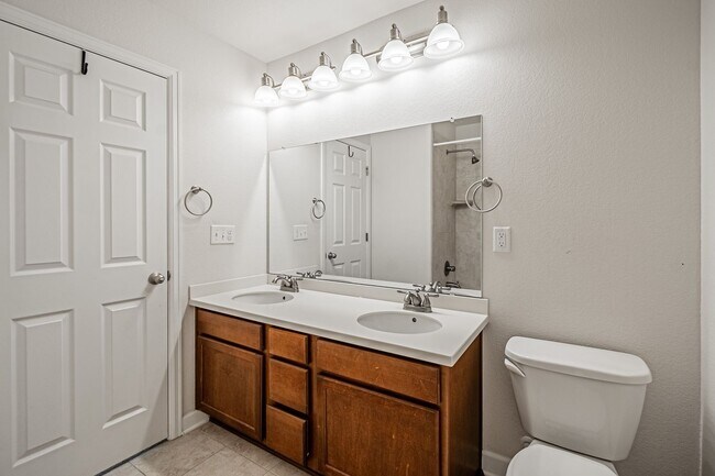 Building Photo - Spacious 5BD, 4BA Castle Rock Home with Fi...