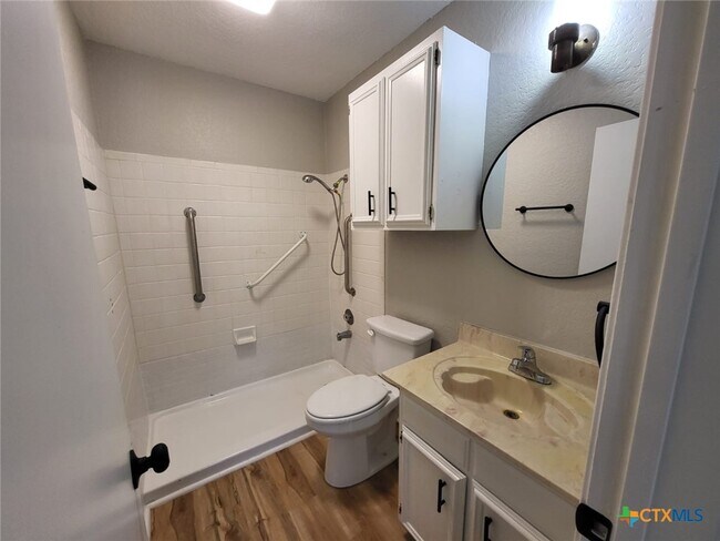 Building Photo - 1051 Country Club Dr