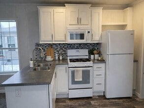 Building Photo - 825 Willowbrook Dr