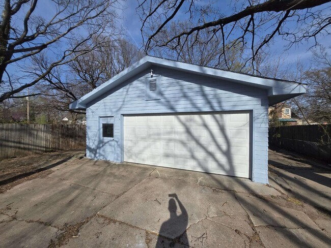 Building Photo - 906 N Pershing St