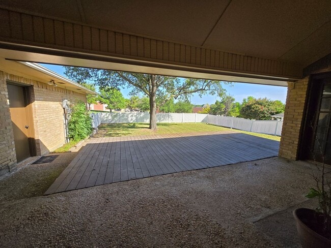 Building Photo - Stunning 4-bd 2.5 bath