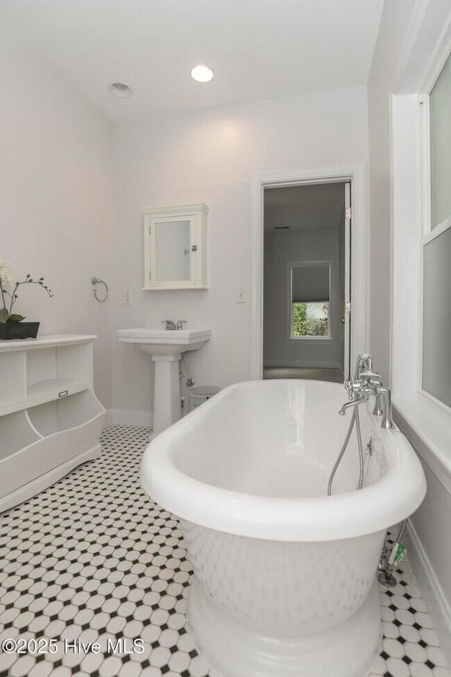 Building Photo - Rental Avail in Olde Point!