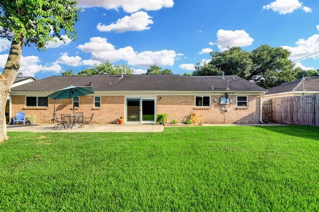 Building Photo - 5522 Duxbury St