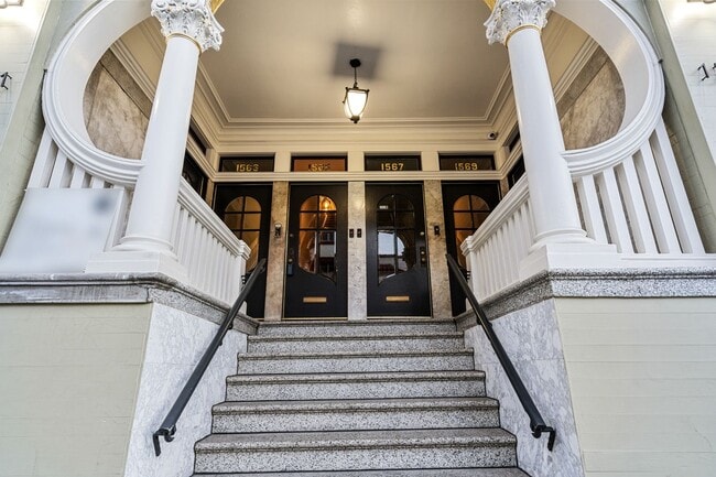 Building Photo - Gorgeous 4BR/2.5BA Nob Hill Home with Shar...