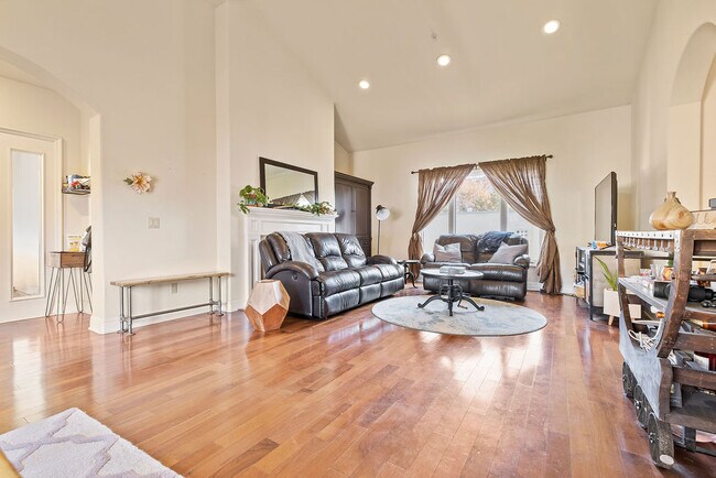 Open floor plan - 108 S El Molino Ave