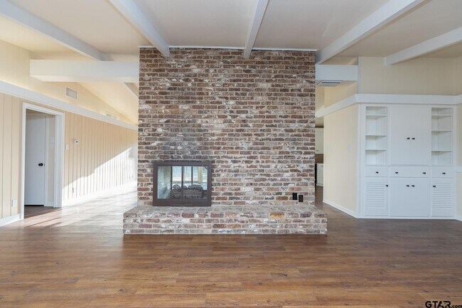 Building Photo - 3215 Fernwood Dr