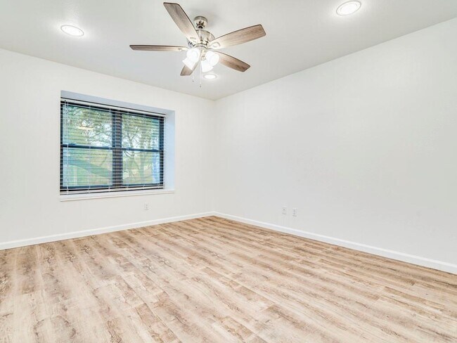 Building Photo - 8305 Summer Side Dr