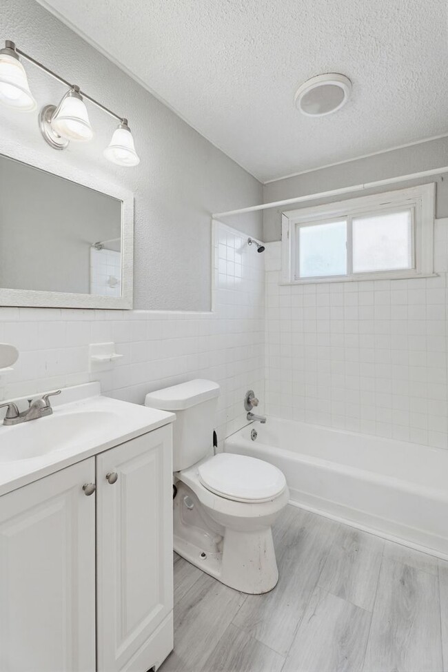 Building Photo - 14921 Myola Ave